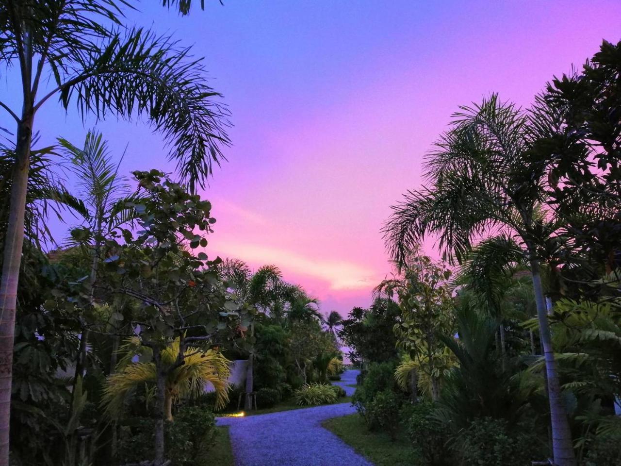 Tungtong Beach Villas Thap Sakae Exterior foto